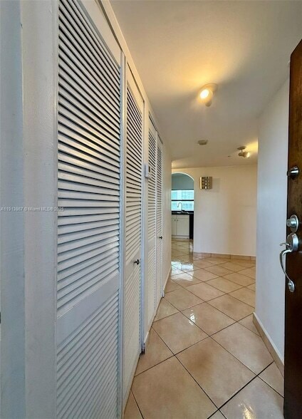 Building Photo - 555 NE 30th St