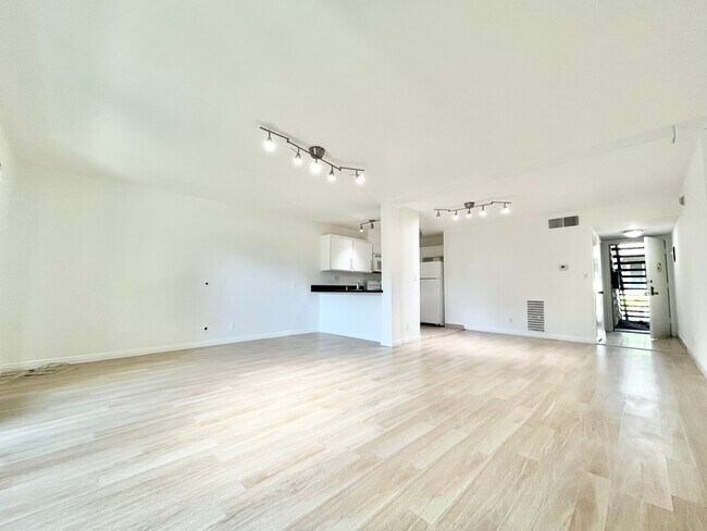Building Photo - 4401 Kraft Ave