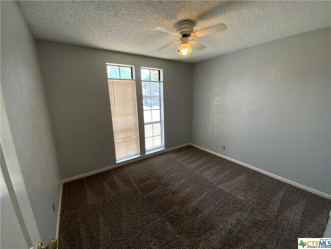 Foto del edificio - 1813 Meadowbrook Dr