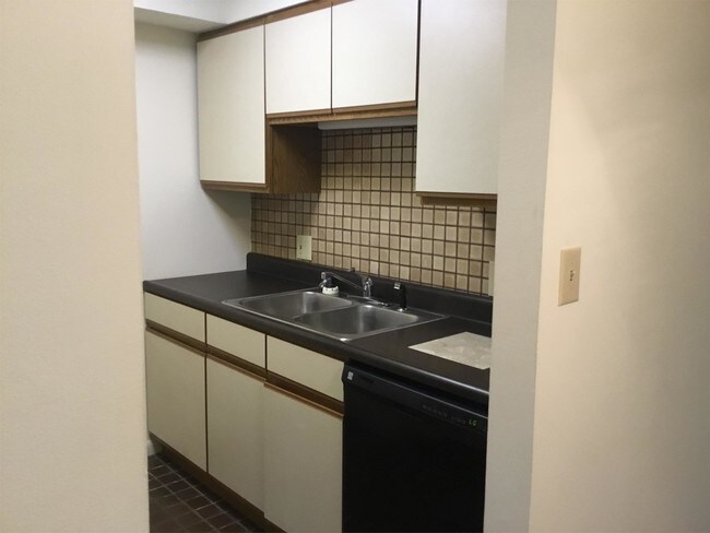 Foto del edificio - 1402 N Mckinley Ave