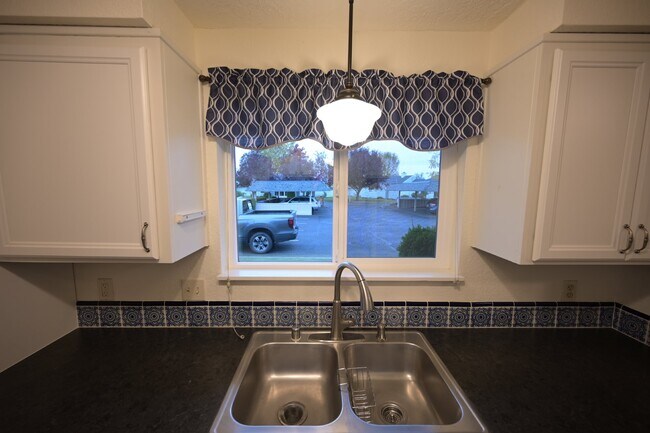 Foto del edificio - 3 bed 2 bath in 55+ community- water, sewe...