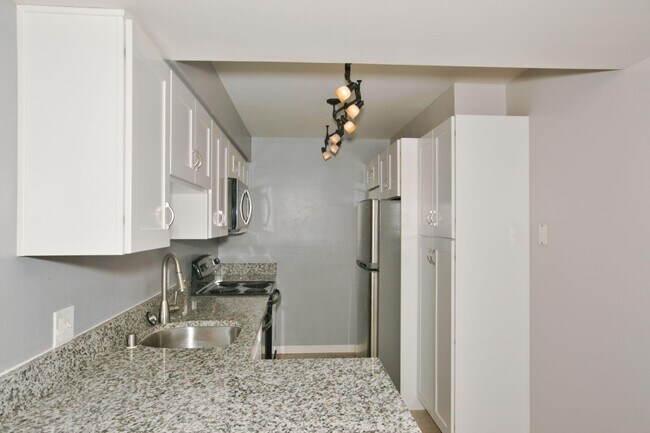 Building Photo - 1150 E Amado Rd