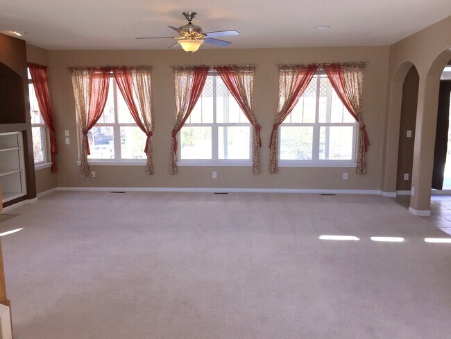 Foto del edificio - Stunning 4 Bedroom Home In Cross Creek area of Aurora