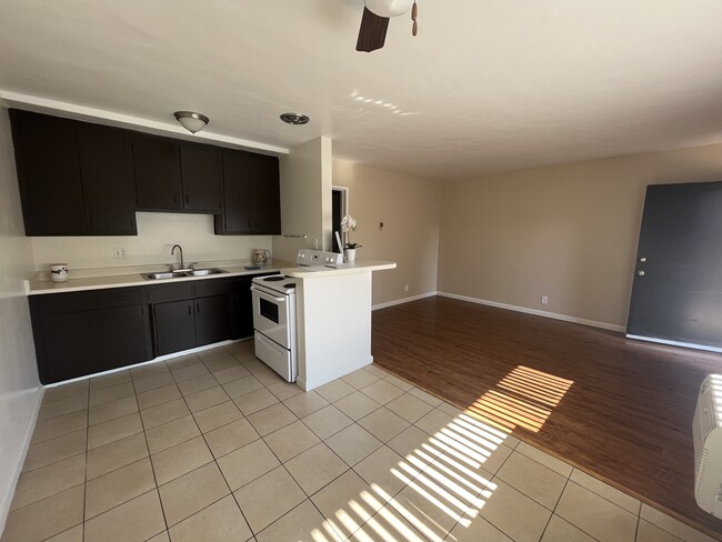 Foto del edificio - 24370 Newhall Ave