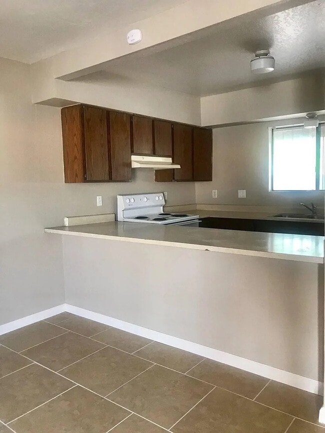 Building Photo - Townhome For Rente