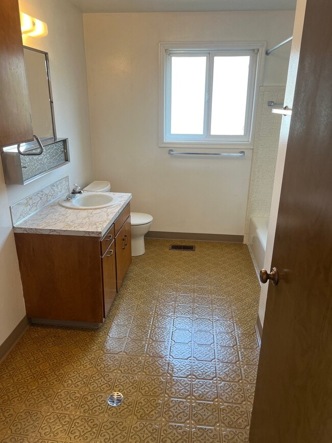 Building Photo - 700 E 1400 N