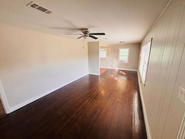 Foto del edificio - 3220 Service Dr