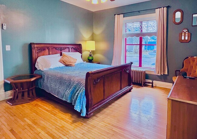 Bedroom #1 -Queen Bed - 506 Adams St