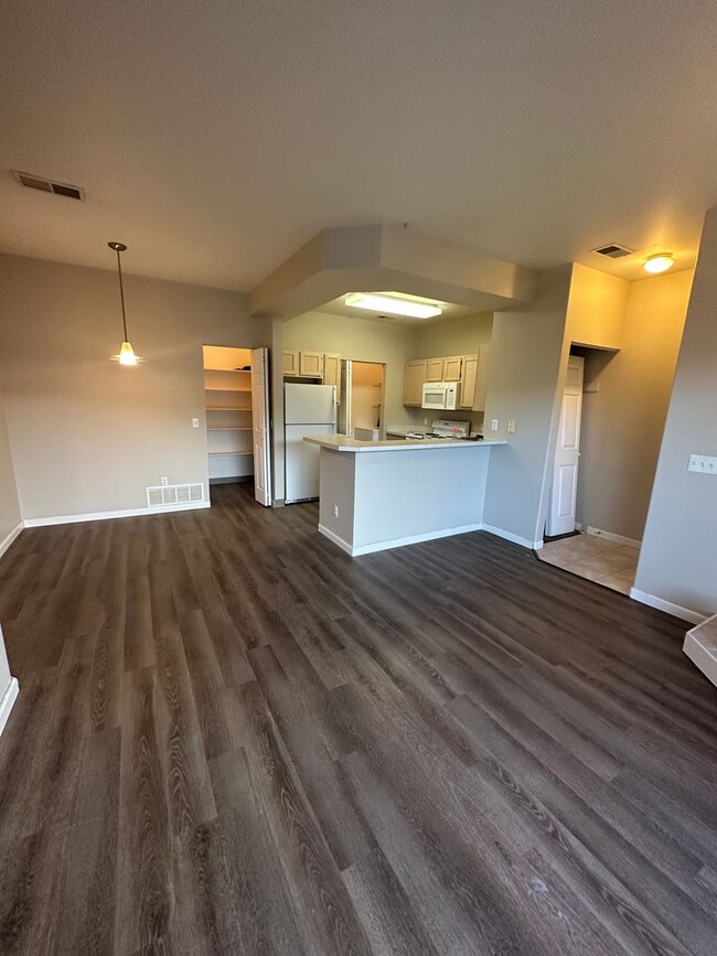 Building Photo - Updated 2 bed, 2 bath Upper Level Condo- A...