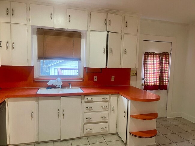 Building Photo - Great Location