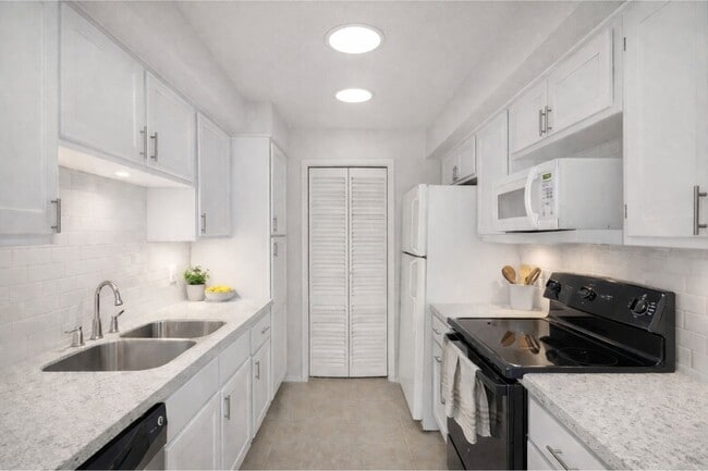 Building Photo - 6602 Harbor Town Dr