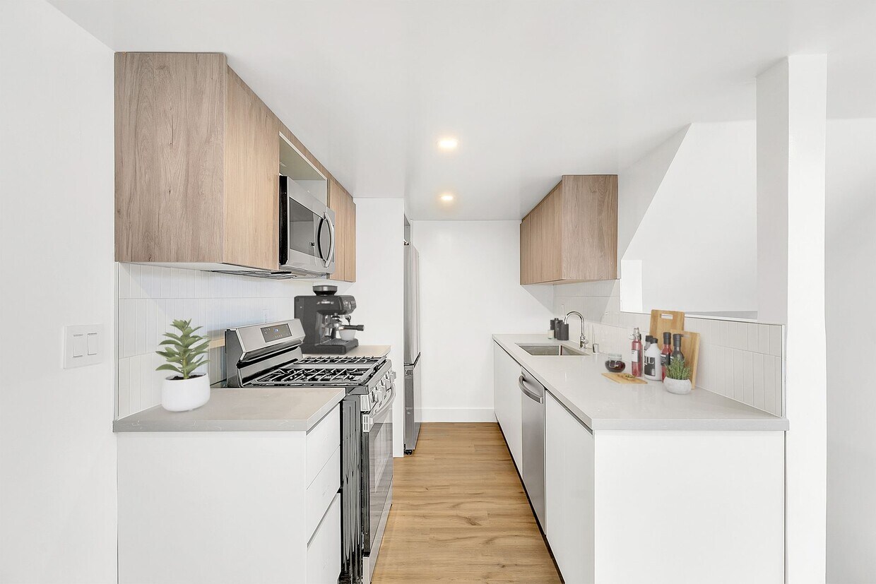 Building Photo - 3756 Mentone Ave