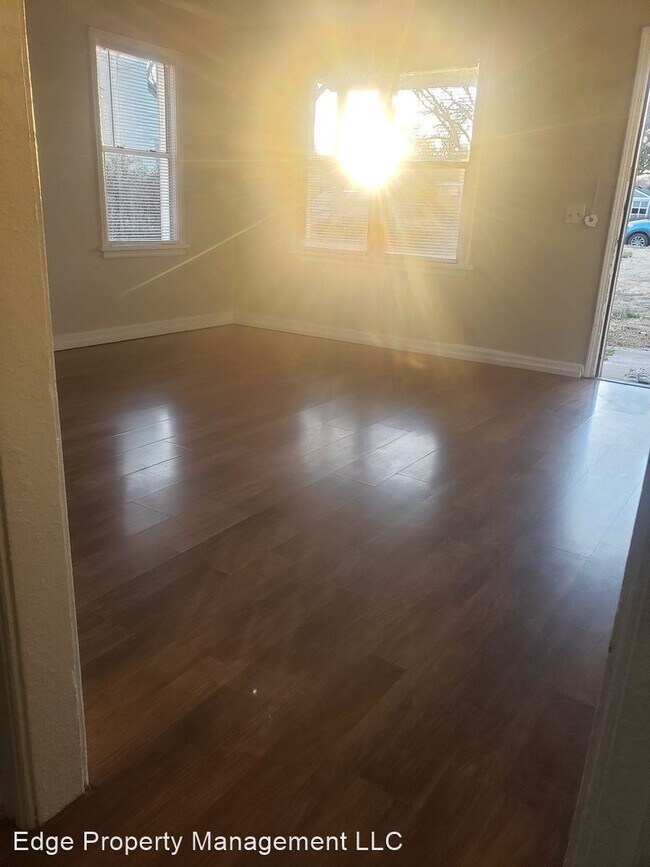 Building Photo - 3 br, 1 bath House - 1515 S Travis