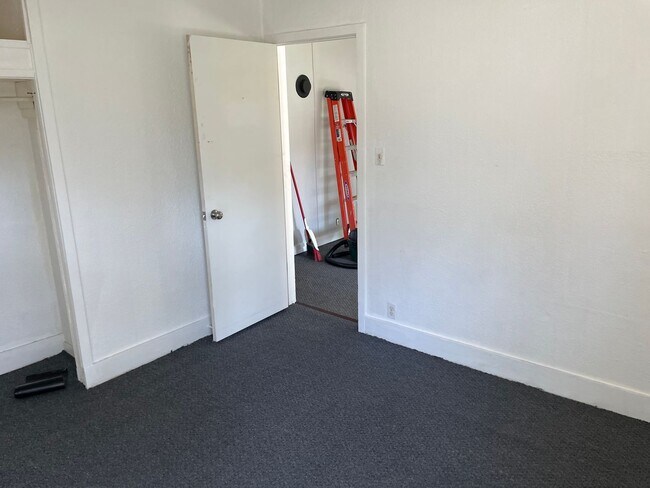 Foto del edificio - Two bedroom house!  With garage