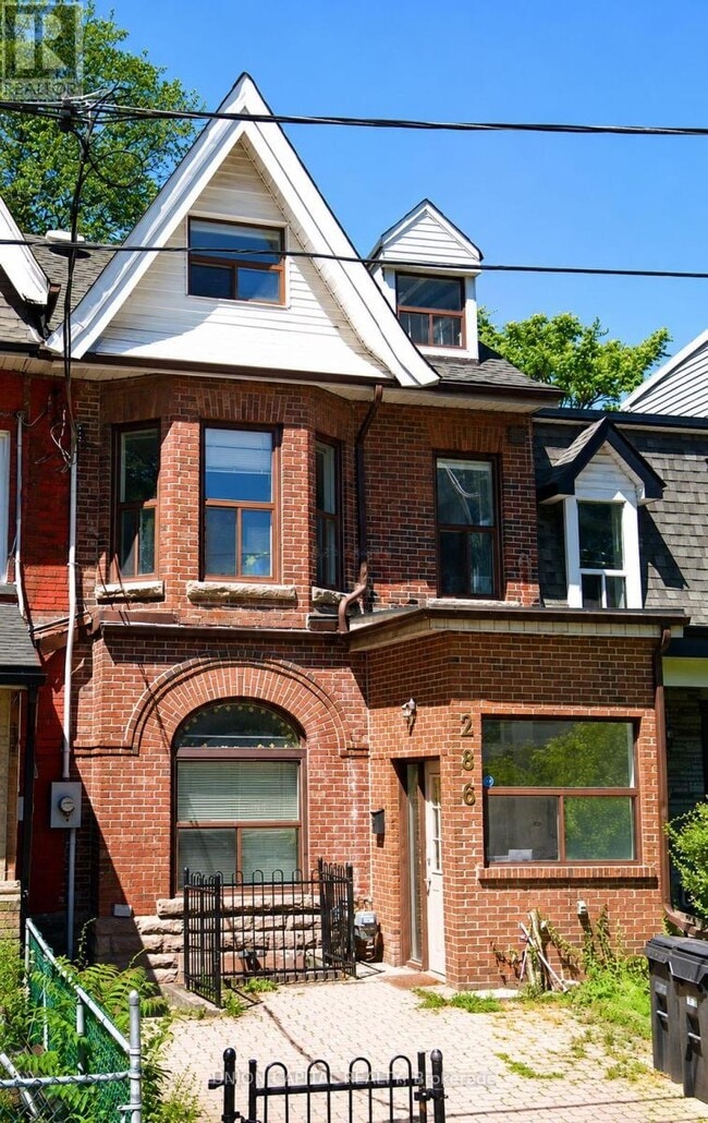 Building Photo - 286 Robert St