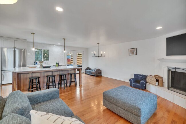 Foto del edificio - Renovated 5-Bedroom Home on Cul-de-Sac with Park Views & Stunning Outdoor Living