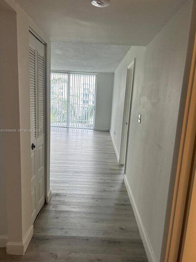 Foto del edificio - 496 NW 165th St