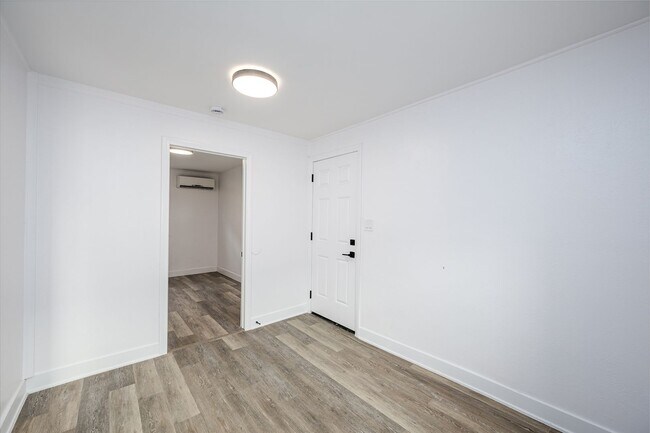 Foto del edificio - Detached 1 Bed 1 Bath Cottage