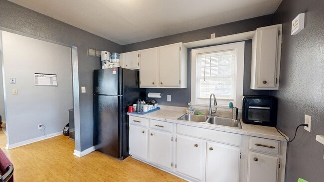 Building Photo - 2 bedroom - Main floor