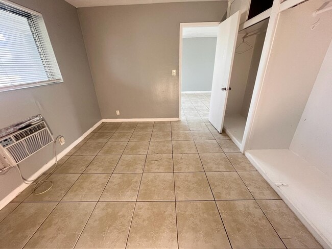 Building Photo - 1241 W River Dr