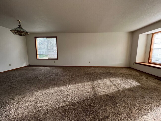 Foto del edificio - 16040 NW Edward Court ~ MOVE IN SPECIAL!! ...