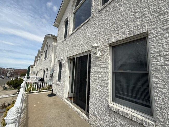 Building Photo - 318 Linden Ave