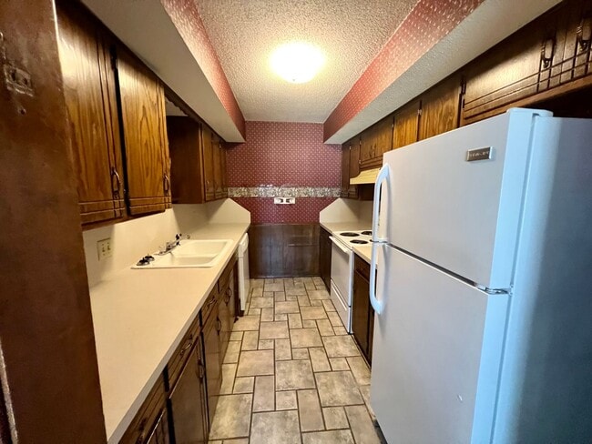 Building Photo - AVAILABLE NOW!