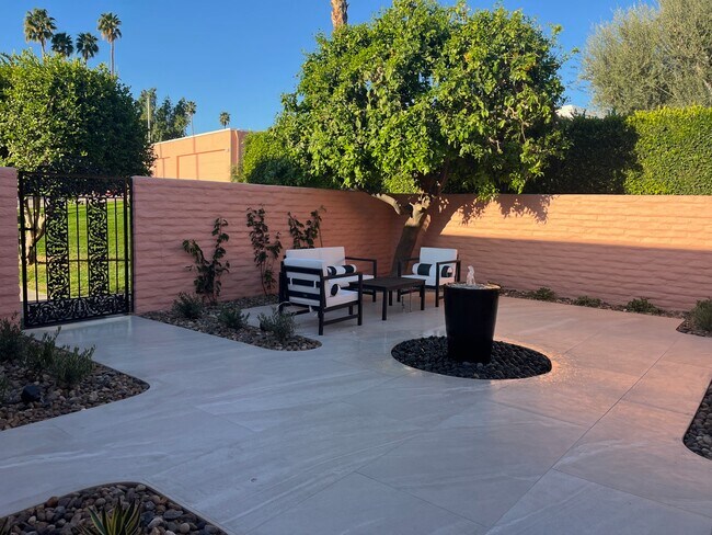 Entry and front patio with fountain - 47094 El Menara Cir