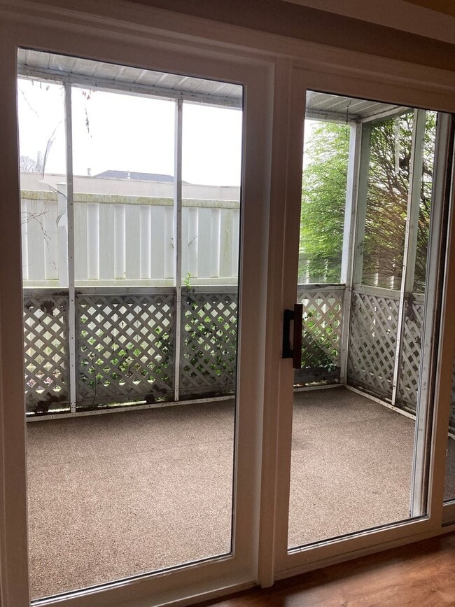 Building Photo - 3 bedroom, 2.5 bath Condo: Gentry Quarters...