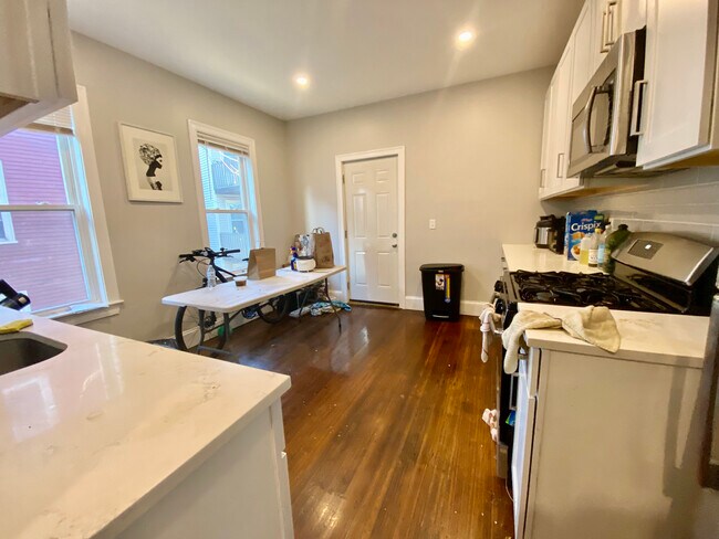 Building Photo - 71 Hillside St