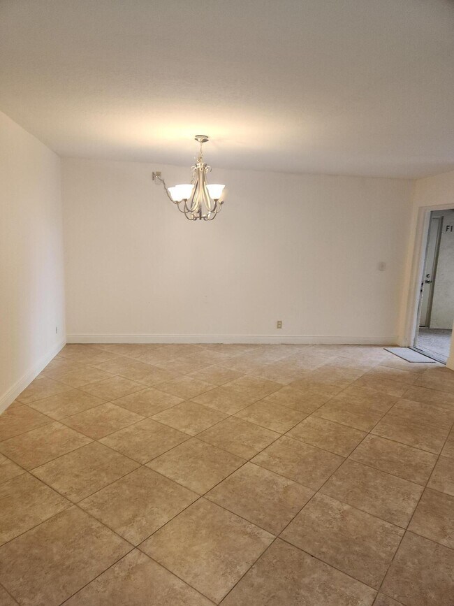 Foto del edificio - 702 Sunny Pine Way