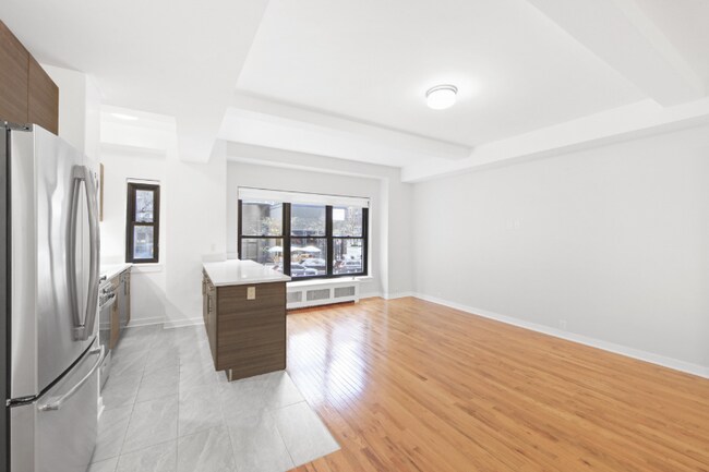 Building Photo - 245 E 57th St