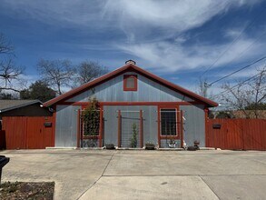 Building Photo - 401 Dora St