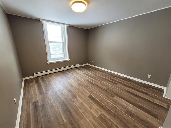 Building Photo - 15 Elgin St E