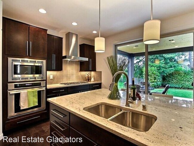 Foto del edificio - 5 br, 3.5 bath House - 652 17th Ave W