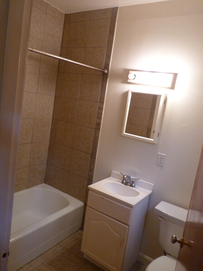 Baño - 134 S 25th St