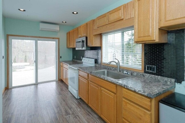 Building Photo - 935 Woodland Beach