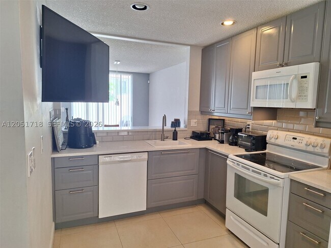 Foto del edificio - 10241 NW 52nd Ln