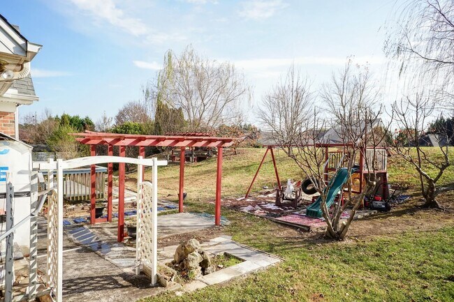 Foto del edificio - Four Bedroom Home!