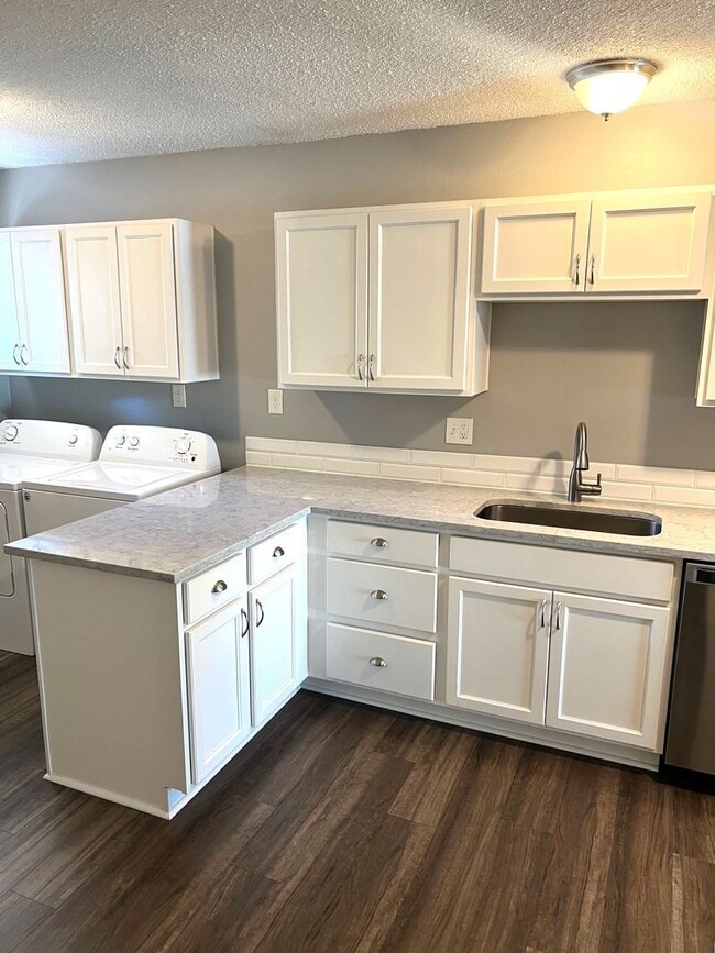 Building Photo - Bright, Updated 2BR Apartment in Prime SW ...