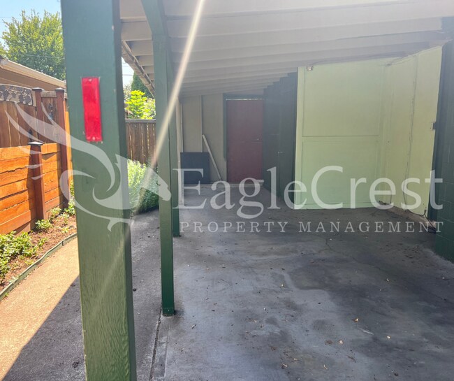 Building Photo - Three Bedroom, One Bath Home with Large Fe...