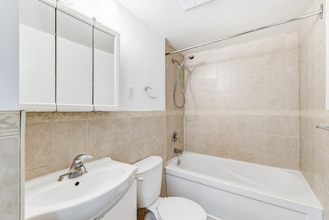 Building Photo - 171 Erskine Avenue