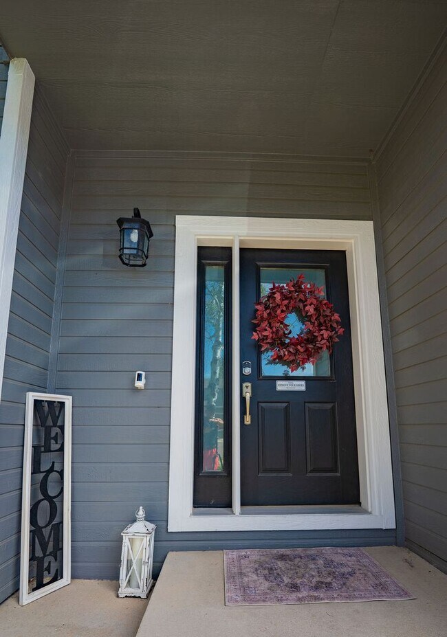 Building Photo - GORGEOUS FULLY FURNISHED 3 Bed 2.25 Bath Home!