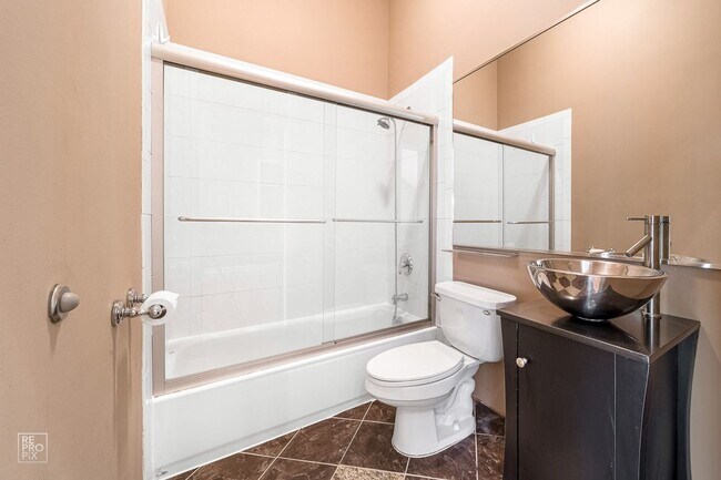 Foto del edificio - Executive Style Four Bedroom Home with Finished Basement