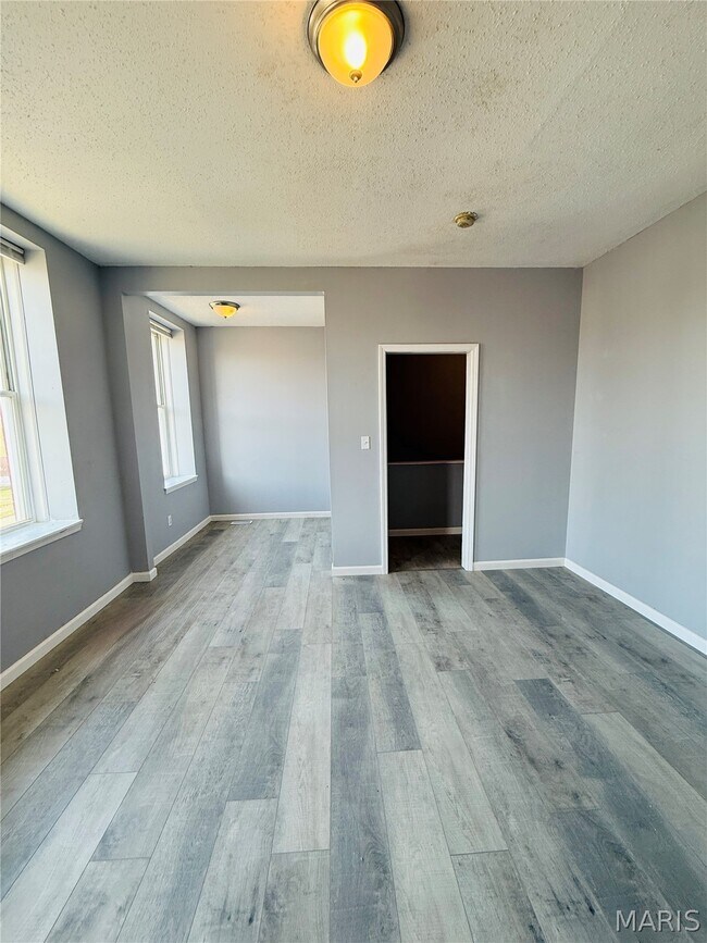 Foto del edificio - 5345 Wells Ave