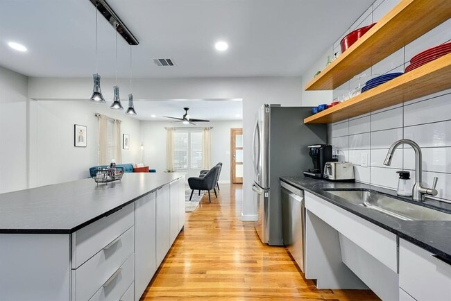 Foto del edificio - 619 Brentwood St