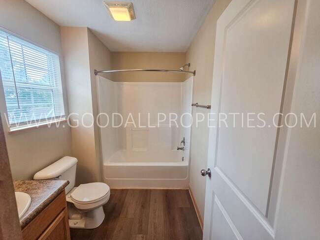 Foto del edificio - Summer Special! 2-Bedroom, 2.5-Bath Townhome in Urbandale with 2-Car Attached Garage