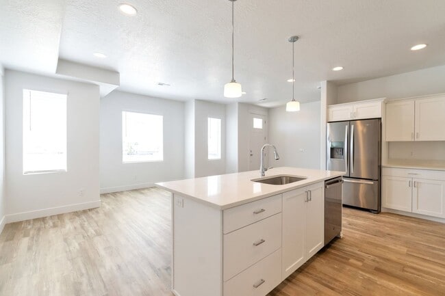 Foto del edificio - Enormous 3 Bed - 2 Bath Pet Friendly Townhome with Large Unfinished Basement! - Available on Augu...