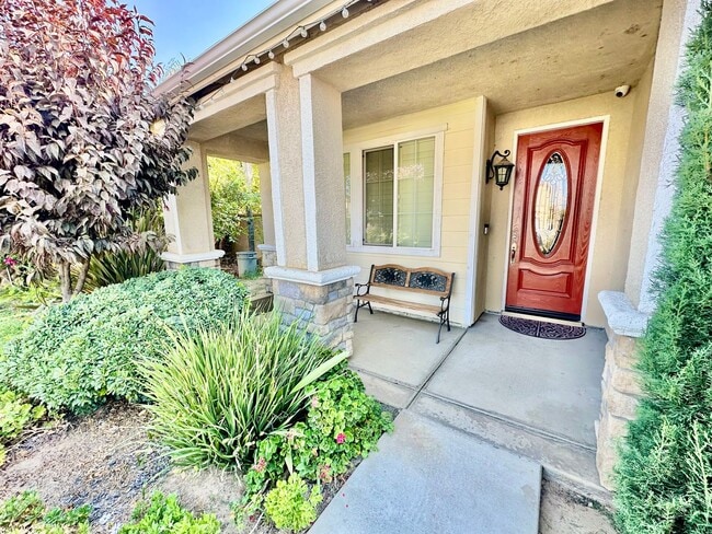 Building Photo - HUGE 5/3 Sanger Home with SOLAR