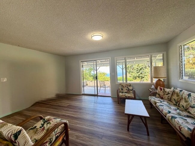 Building Photo - Charming 3 bedroom 2 bathroom House